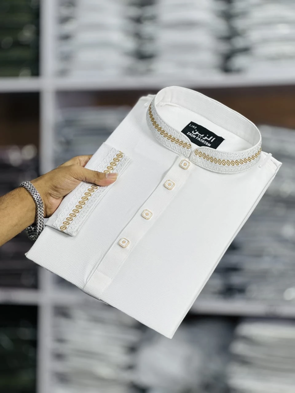 𝐂𝐇𝐈𝐍𝐀 𝐕𝐀𝐍𝐆𝐂𝐇𝐔𝐑 𝐂𝐎𝐓𝐓𝐎𝐍 𝐅𝐀𝐁𝐑𝐈𝐂𝐒 (কোড – 722) OFF – WHITE  AND GOLDEN EMBRODIARY